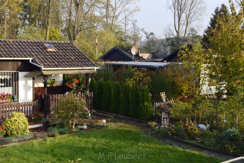 Feuer 1 brannten 3 Lauben Koeln Fuehlingen Kriegerhofstr P069.JPG - Miklos Laubert